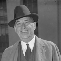 Archivo:Walter P. Chrysler at White House (cropped)