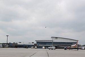 Archivo:Waterloo Airport Terminal