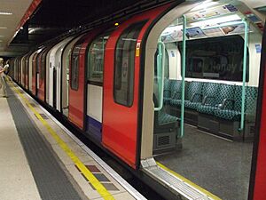 Archivo:Waterloo tube station Waterloo & City line Bank train