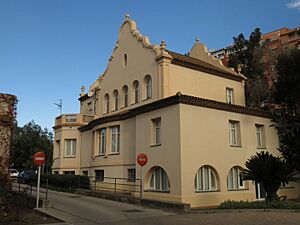 Archivo:015 Can Masachs, Ajuntament de Ripollet, c. Balmes 2, façana del parc del Riu Ripoll