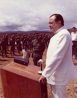 Archivo:1971. Diciembre, 5. Rafael Caldera en el Campamento Mariscal Sucre de la Gran Sabana