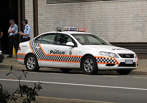 Archivo:ACTPol-AFP officers & patrol car