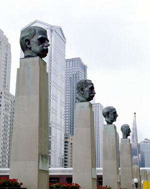 Archivo:A row of busts, depicting notable Chicago merchants, was added to the entrance of the Merchandise Mart, the world's largest wholesalers' building, in 1953. Chicago, Illinois LCCN2011634680