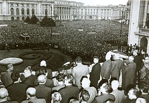Archivo:Adunare Piaţa Palatului August 1968