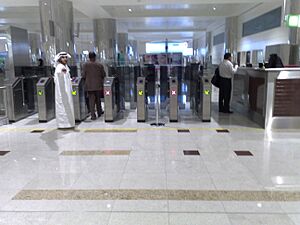 Archivo:Aeroport de dubai terminal 3 egate (echecking of passport)