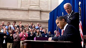 Archivo:Barack Obama signs American Recovery and Reinvestment Act of 2009 on February 17
