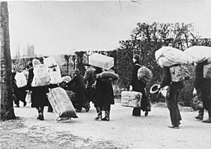 Archivo:Bundesarchiv Bild 146-1985-021-09, Flüchtlinge