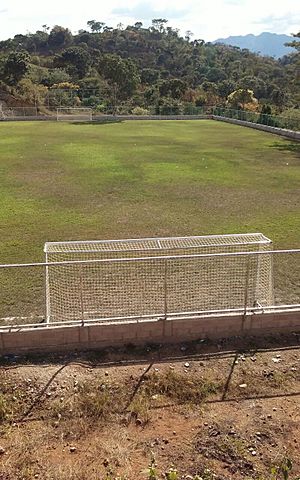 Archivo:Campo de futbol virginia lempira