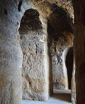 Archivo:Cuevas Rupestres de Coín