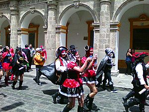 Archivo:Desfile de Carnaval en calles de Latacunga