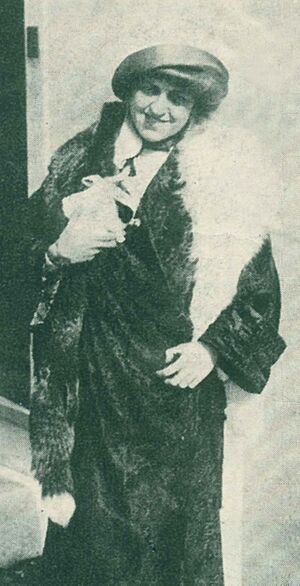 Archivo:EdithRosenbaumWithPig-1912