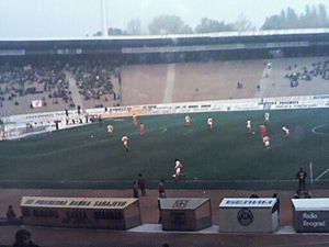 Archivo:FK Crvena Zvezda plays soccer in Belgrade, Yugoslavia in October 1983