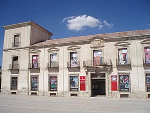 Archivo:Fachada principal del antiguo palacio ducal de Medinaceli