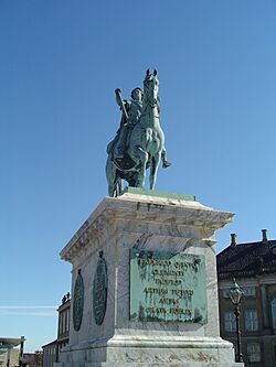 Archivo:Frederik V statue front