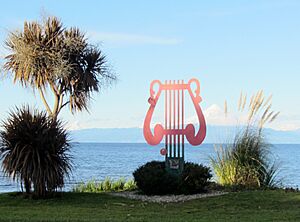 Archivo:Frutillar -escultura musical ante lago Llanquihe con Puntiagudo y Osorno