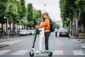 Archivo:Generation Z kids on Electric Scooter (48263543577)