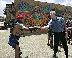 Archivo:Iximche George W Bush Handshake