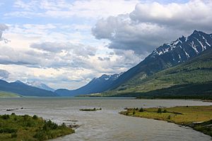 Archivo:Kinbasket Lake, Columbia River, British Columbia