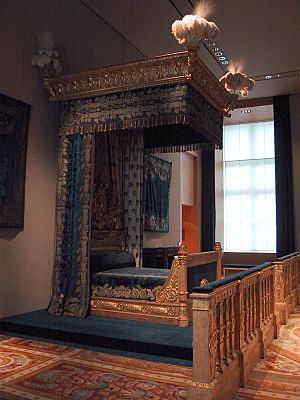 Archivo:King's bed at the Louvre Museum