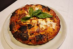 Archivo:La Voilà@Pizza al tegamino@Scugnizzo@Turin