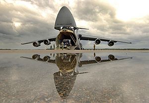 Archivo:Lockheed C-5 Galaxy loading 135