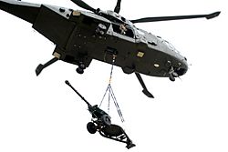 Archivo:Merlin Helicopter Carrying 105mm Light Gun MOD 45155696