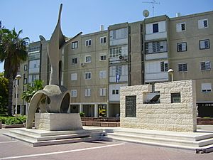 Archivo:Monument of the immigrants ship "egoz" in Ashdod