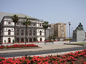 Archivo:Monumento a Benito Perez Galdos frente al Teatro