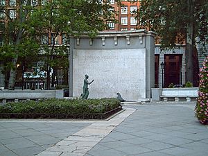 Archivo:Monumento a Eugenio d'Ors (Madrid) 02