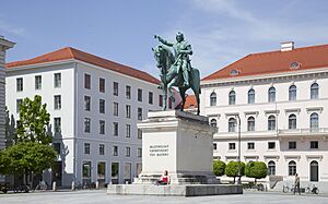 Archivo:Monumento a Maximiliano I, Múnich, Alemania, 2012-04-30, DD 01