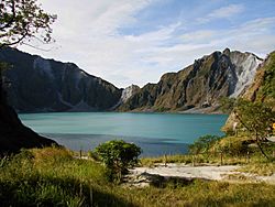 Archivo:Mount Pinatubo 20081229 01