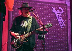 Archivo:Neil Young, 2013 01
