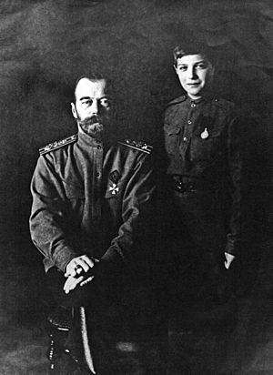 Archivo:Nicholas II and Alexei at Stavka