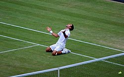 Archivo:Novak Djokovic Wimbledon 2011 semifinal win celebration