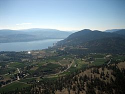 Archivo:Okanagan Lake from Giants Head