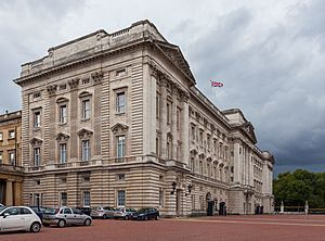 Archivo:Palacio de Buckingham, Londres, Inglaterra, 2014-08-11, DD 193