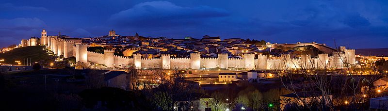 Archivo:Panoramica nocturna de la Ciudad de Ávila