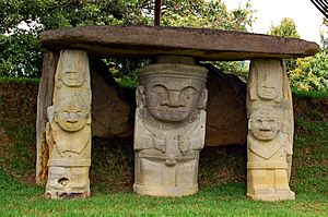 Archivo:Parque Arqueológico de San Agustín - tomb of a deity with supporting warriors