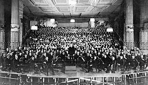 Estreno de la Octava Sinfonía de Gustav Mahler en Estados Unidos (1916), por parte de la Orquesta de Filadelfia y coros, bajo la dirección de Leopold Stokowski (1068 músicos en total).