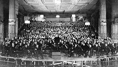 Archivo:Philadelphia Orchestra at American premiere of Mahler's 8th Symphony (1916)