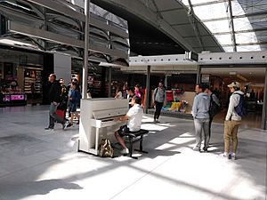 Archivo:Piano CDG airport