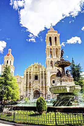 Plaza de Armas y Catedral de Santiago.jpg