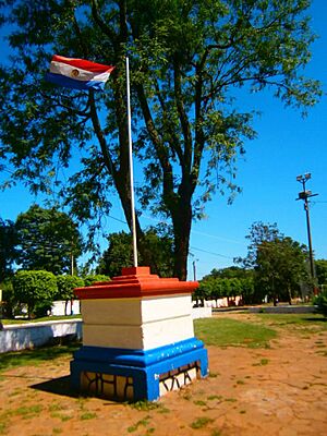 Archivo:Plaza de los Héroes. Monumento a los veteranos emboscadeños de la Guerra del Chaco