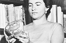 Reina Torres en su casa con pieza indígena.jpg