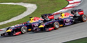 Archivo:Sebastian Vettel overtaking Mark Webber 2013 Malaysia 2