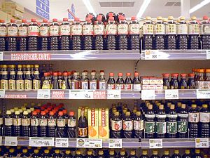 Archivo:Soy sauce in supermarket