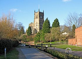 Archivo:St. Mary's Church seen from Kidderminster Lock - geograph.org.uk - 1765076