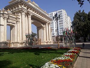 Archivo:Stele of Independence of Tajikistan. Main arch 03