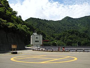 Archivo:Tainaigawa Dam heliport
