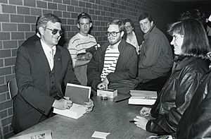 Archivo:Tom Clancy at Burns Library, Boston College